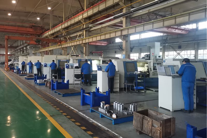 3、機(jī)加工車間數(shù)控車床班組全體員工早早進(jìn)入工作狀態(tài).jpg